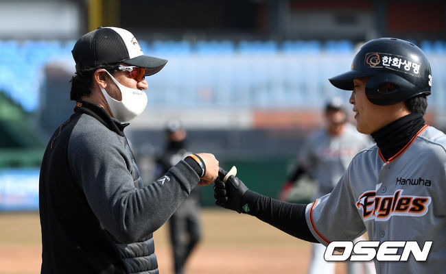 한화 수베로 감독이 큼지막한 타구를 날린 김민하와 하이파이브를 하고 있다. /sunday@osen.co.kr