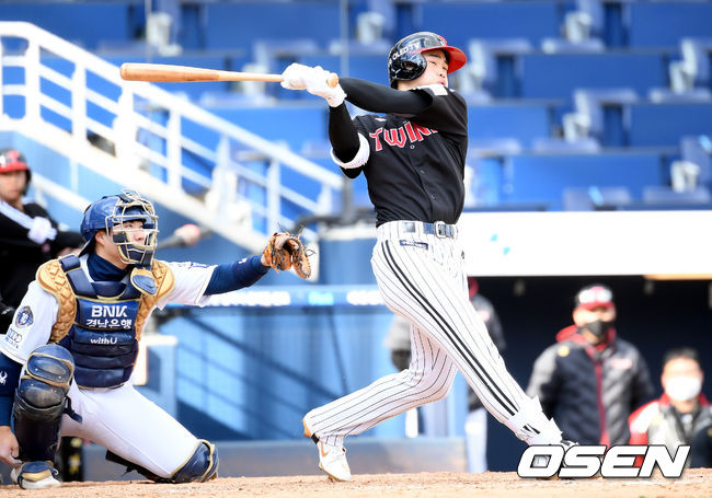 8회초 LG 선두타자 이영빈이 안타를 때려내고 있다. /cej@osen.co.kr