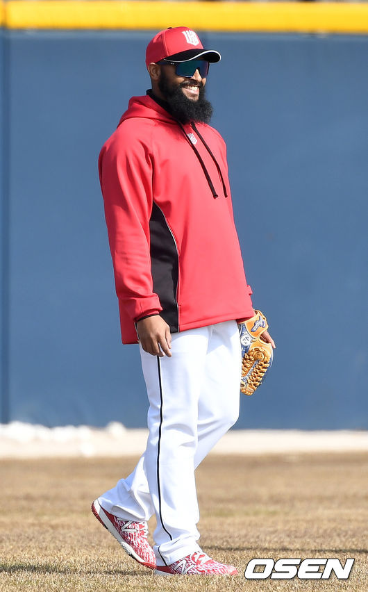 KT 위즈가 6일 부산시 기장현대차드림볼파크에서 2021시즌을 준비하는 스프링캠프를 차리고 담금질에 나섰다.KT 새 외국인타자 조일로 알몬테가 수비 훈련을 하고 있다. / dreamer@osen.co.kr