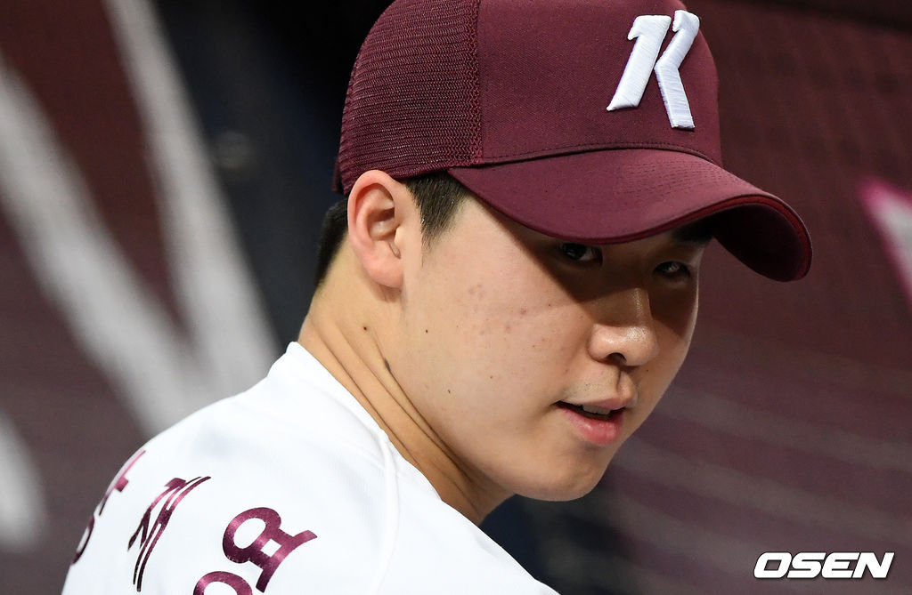 신인 장재영이 첫 라이브 피칭을 준비하며 더그아웃에서 미소짓고 있다. /jpenws@osen.co.kr