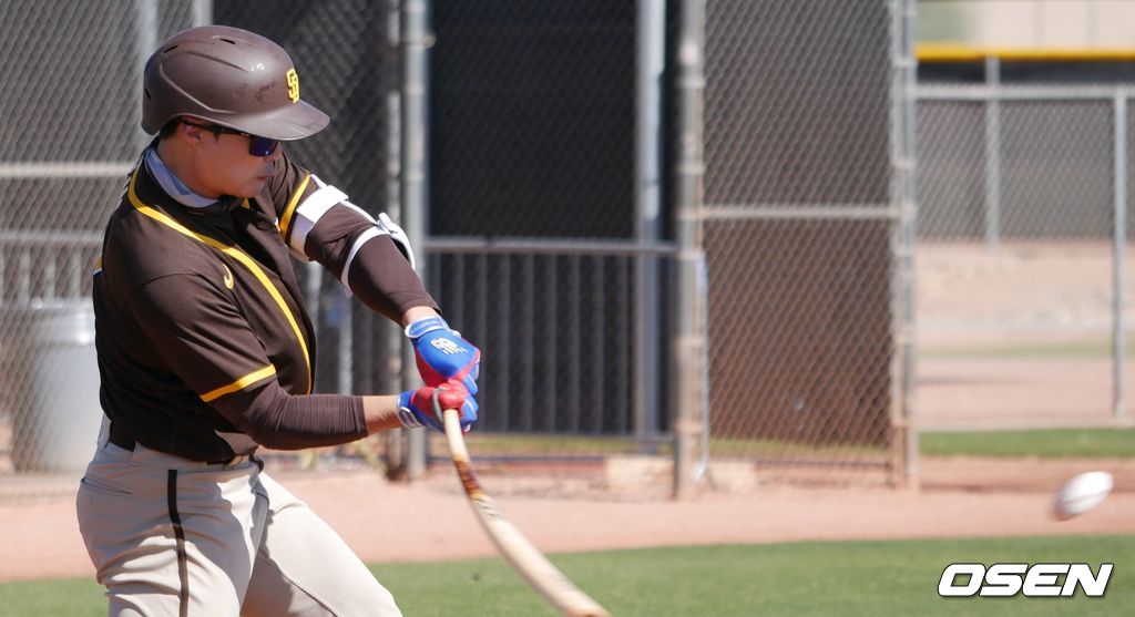 [OSEN=피오리아(미 애리조나주), 이사부 통신원] 샌디에이고의 김하성이 3일(한국시간) 미국 애리조나주 피오리아에서 열린 스프링 캠프 라이브 배팅에서 라인 드라이브성 타구를 날리고 있다. /lsboo@osen.co.kr