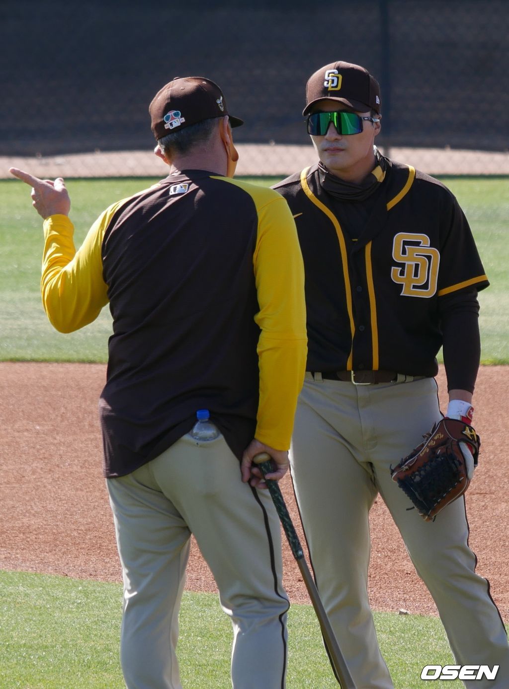 [OSEN=피오리아(미 애리조나주), 이사부 통신원] 샌디에이고의 김하성(오른쪽)이 3일 미국 애리조나 피오리아에서 열린 스프링 캠프에서 바비 디커슨  벤치 코치와 1대1 훈련 도중 대화를 나누고 있다.  /lsboo@osen.co.kr