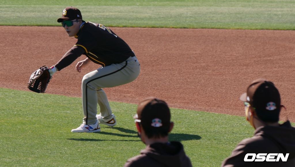 [OSEN=피오리아(미 애리조나주), 이사부 통신원] 샌디에이고의 김하성이 3일 (한국시간) 미국 애리조나 피오리아에서 열린 스프링 캠프 훈련에서 염경엽 전 SK감독(아래 왼쪽)과 통역 배우현씨가 지켜보는 가운데 수비 훈련을 하고 있다. /lsboo@osen.co.kr