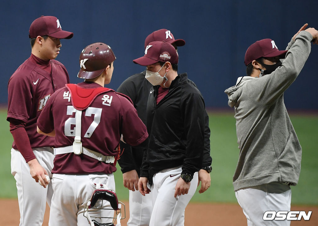 4회말 2사 2루 어웨이팀 장재영이 오른손 엄지 손가락 부상으로 교체되고 있다. /youngrae@osen.co.kr 