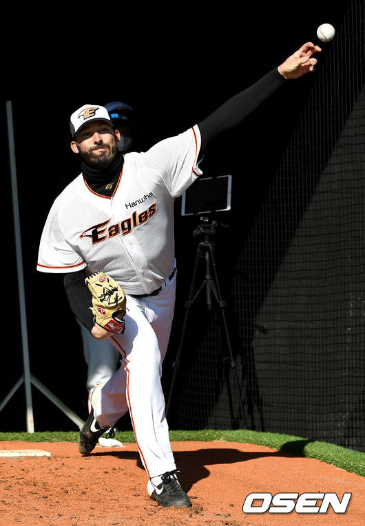 한화 새 외국인투수 라이언 카펜터가 불펜 피칭을 하고 있다. / dreamer@osen.co.kr