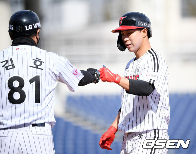 6회말 1사 만루 LG 최민창이 동점 1타점 적시타를 때려내고 있다./cej@osen.co.kr