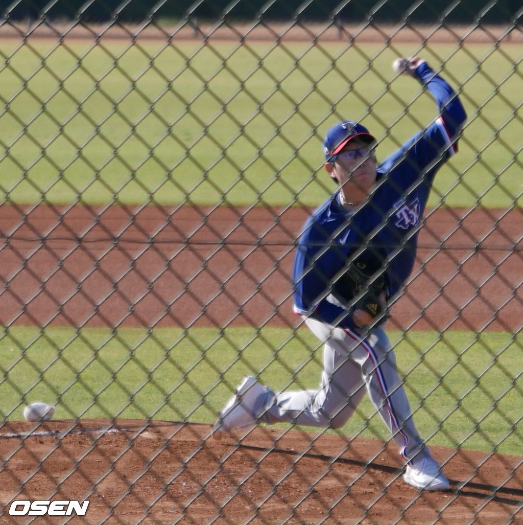 [OSEN=서프라이즈(미 애리조나주), 이사부 통신원] 텍사스 레인저스의 초청선수로 스프링 캠프에 참가한 양현종이 4일(한국시간) 미국 애리조나주 서프라이즈의 캠프에서 첫 라이브 피칭을 진행하고 있다. /lsboo@osen.co.kr