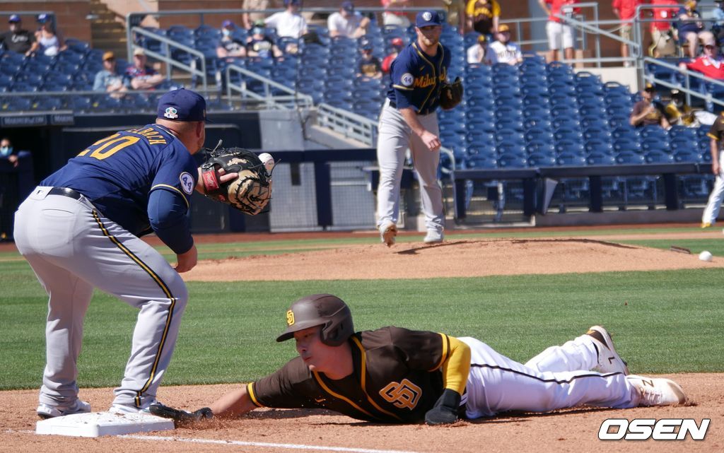 [OSEN=피오리아(미 애리조나주), 이사부 통신원] 샌디에이고의 김하성이 4일(한국시간) 미국 애리조나 피오리아의 피오리아 스포츠 컴플렉스에서 열린 밀워키와의 시범경기 3회서 볼넷으로 출루한 뒤 상대 투수의 견제에 슬라이딩을 하고 있다.  /lsboo@osen.co.kr