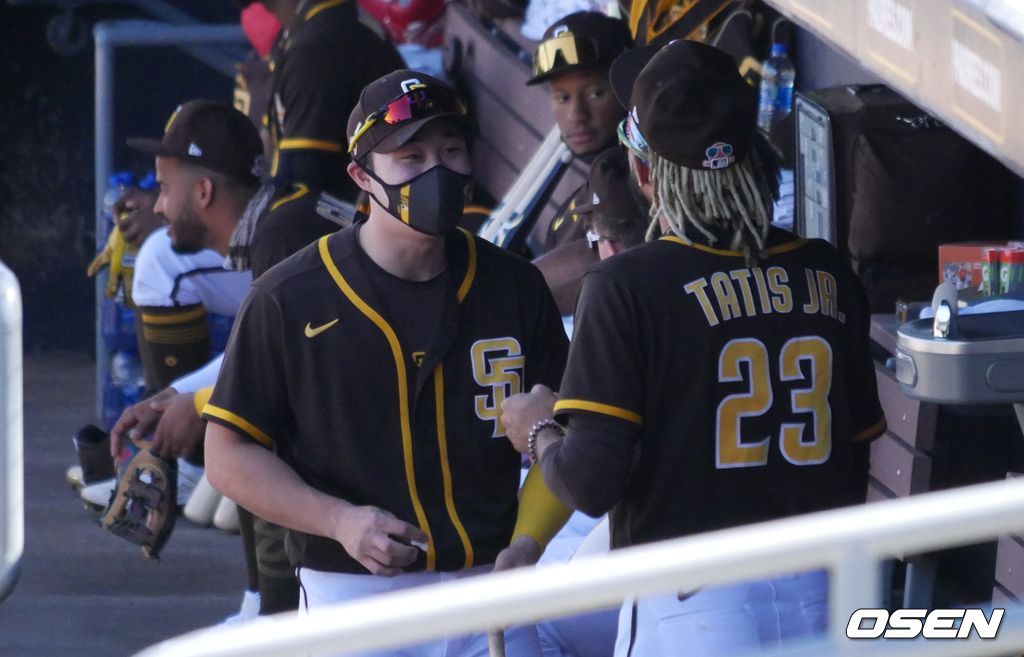 [OSEN=피오리아(미 애리조나주), 이사부 통신원] 샌디에이고의 김하성(왼쪽)이 4일(한국시간) 미국 애리조나 피오리아에서 열린 밀워키와의 시범경기가 열리기 전 덕아우에서 페르난도 타티스 주니어와 밝은 표정으로 이야기를 나누고 있다. /lsboo@osen.co.kr