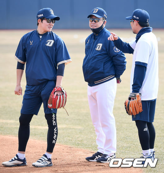 NC 다이노스가 창원 마산야구장에서 2021 스프링캠프 훈련을 가졌다. NC 이동욱 감독(가운데)이 지석훈, 박민우와 이야기를 나누고 있다./ksl0919@osen.co.kr
