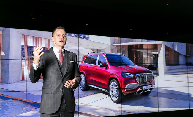 마이바흐 GLS 600을 소개하고 있는 메르세데스-벤츠 코리아 마크 레인(Mark Raine) 제품 & 마케팅 부문 총괄 부사장. 