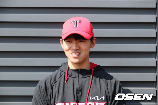 인터뷰에 응하며 여유롭게 웃고 있는 이승재./KIA 타이거즈 제공