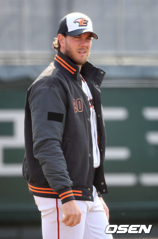 킹험이 훈련을 지켜보고 있다. /youngrae@osen.co.kr 