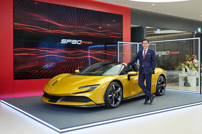 페라리 SF90 스파이더와 포즈를 취한 김광철 대표. 