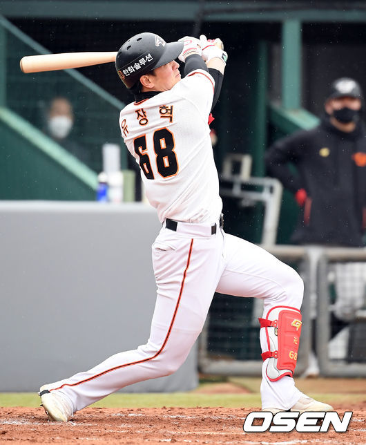 4일 대전 중구 한화생명 이글스파크에서 자체 청백전이 열렸다. 이날 청백전은 한화 1군 선수들과 2군 퓨처스 팀으로 진행됐다.5회말 한화 유장혁이 솔로 홈런을 날리고 있다. /cej@osen.co.kr