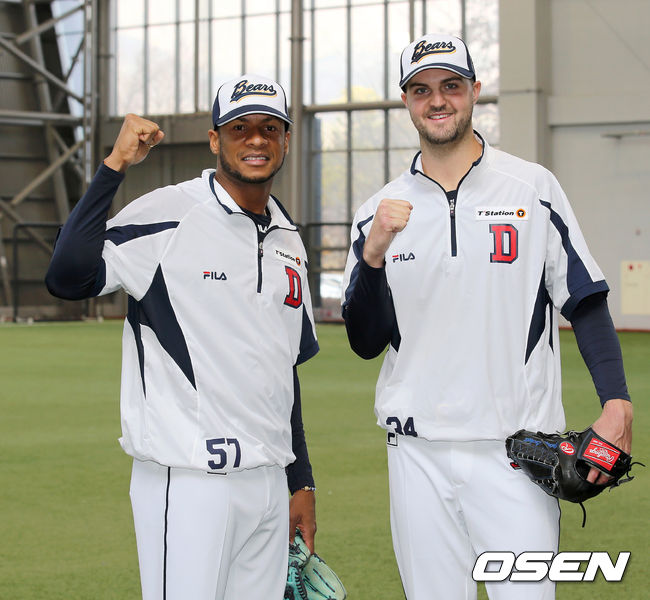 두산 베어스가 15일 경기 이천 두산베어스파크에서 스프링캠프를 열고 훈련을 진행했다.두산 미란다와 로켓이 포즈를 취하고 있다. /sunday@osen.co.kr