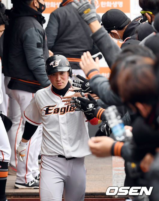 5회 한화 유장혁이 솔로 홈런을 날린 뒤 더그아웃에서 환영을 받고 있다. /cej@osen.co.kr