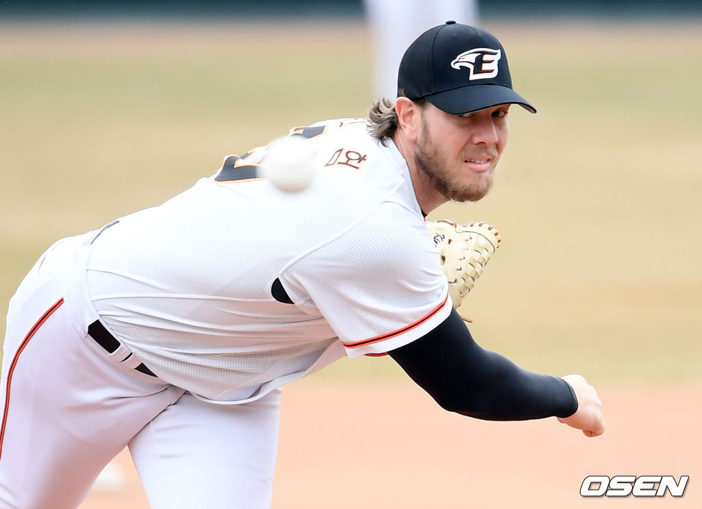 4일 대전 중구 한화생명 이글스파크에서 자체 청백전이 열렸다.  1회초 한화 선발 킹험이 공을 던지고 있다. /cej@osen.co.kr