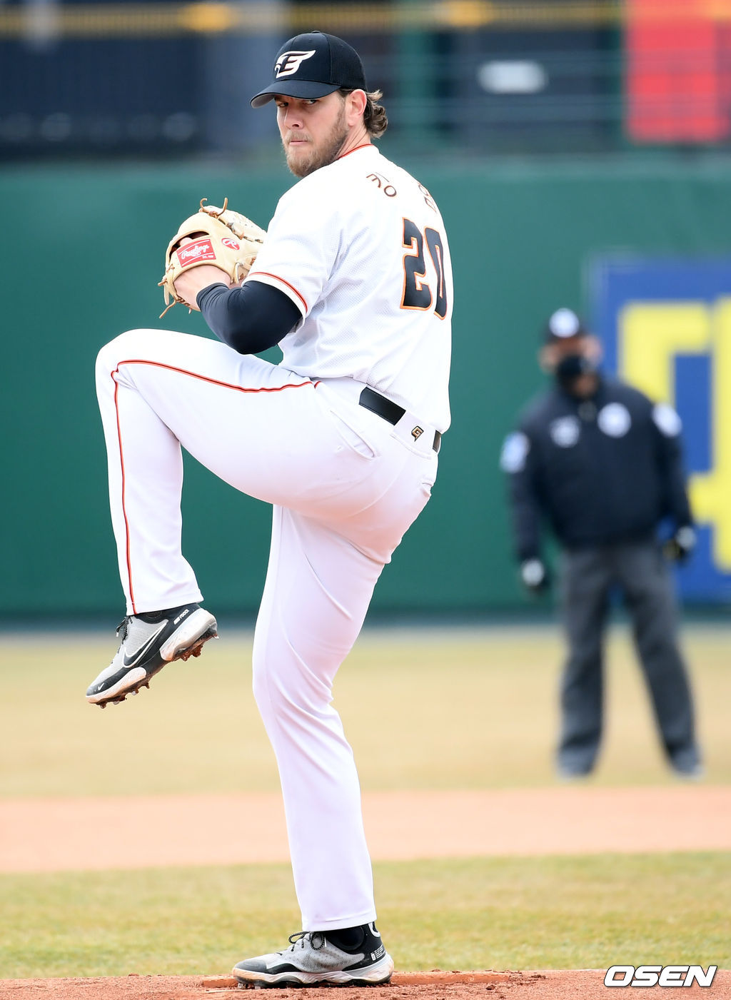 4일 대전 중구 한화생명 이글스파크에서 자체 청백전이 열렸다.  1회초 한화 선발 킹험이 공을 던지고 있다. /cej@osen.co.kr