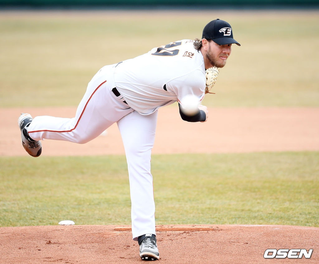 한화 2000년생 유망주 유장혁과 노시환이 연습경기에서 나란히 홈런을 가동했다.   4일 대전 한화생명이글스파크에서 열린 1~2군 연습경기에서 유장혁과 노시환이 5회 차례로 솔로 홈런을 폭발했다. 유장혁이 한화의 실전 첫 홈런을 쏘아 올린 데 이어 노시환도 추가 홈런으로 응답했다.   1회초 한화 선발 킹험이 역투를 하고 있다. /cej@osen.co.kr