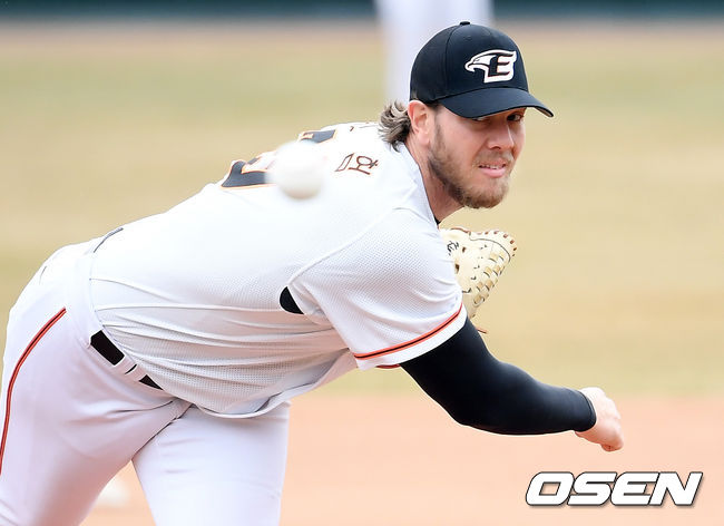 4일 대전 중구 한화생명 이글스파크에서 자체 청백전이 열렸다.1회초 한화 선발 킹험이 공을 던지고 있다. /cej@osen.co.kr