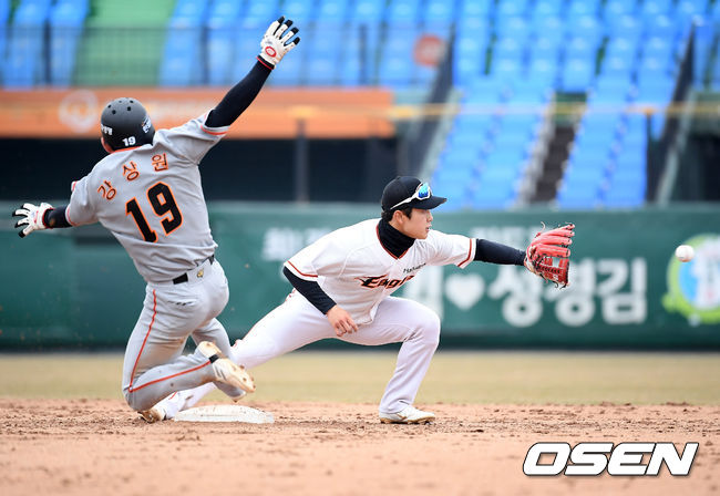 3회초 한화 퓨처스 강상원이 중견수 뜬공 때 1루에서 2루로 슬라이딩을 하고 있다. 한화 유격수는 박정현. /cej@osen.co.kr