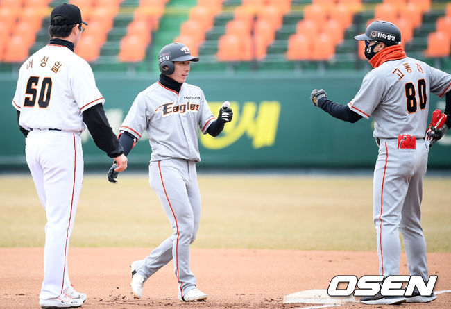 한화 퓨처스 강상원이 안타를 때려낸 뒤 고동진 코치와 주먹을 맞대고 있다. /cej@osen.co.kr