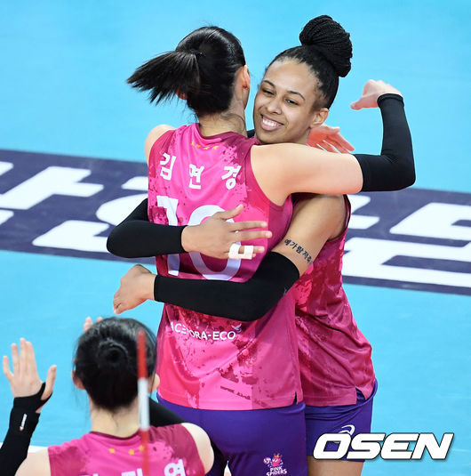 여자부 흥국생명과 인삼공사의 경기.1세트 득점에 성공한 흥국생명 브루나가 김연경과 포옹하고 있다. /sunday@osen.co.kr