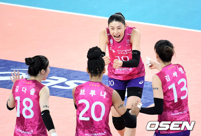 여자부 흥국생명과 인삼공사의 경기. 1세트 흥국생명 김연경이 브루나의 득점에 환호하고 있다. /sunday@osen.co.kr