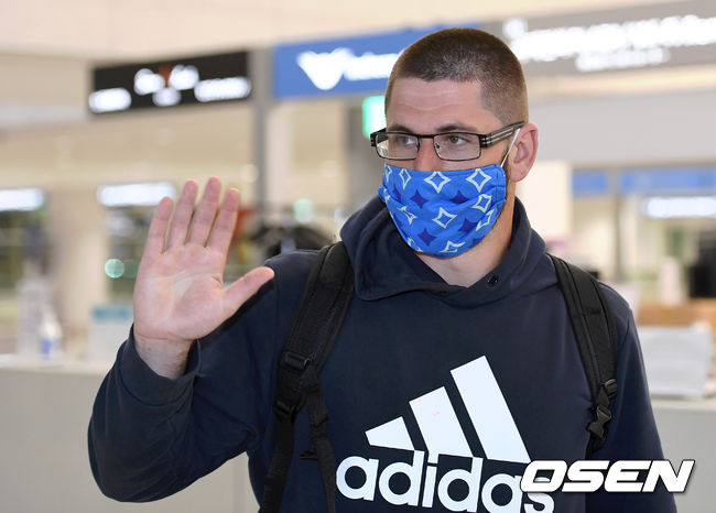 키움의 외국인 타자 데이비드 프레이타스가 입국장을 나서며 포즈를 취하고 있다.  /sunday@osen.co.kr