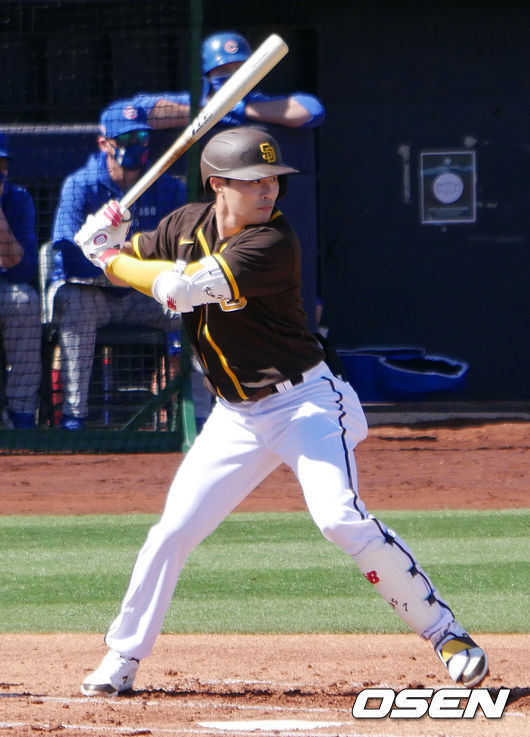 [OSEN=피오리아(미 애리조나주) 이사부 통신원]1회 말 2사 주자없는 상황서 첫 타석에 들어선 김하성은 상대 우완선발 카일 헨드릭스를 상대하고 있다.  /lsboo@osen.co.kr