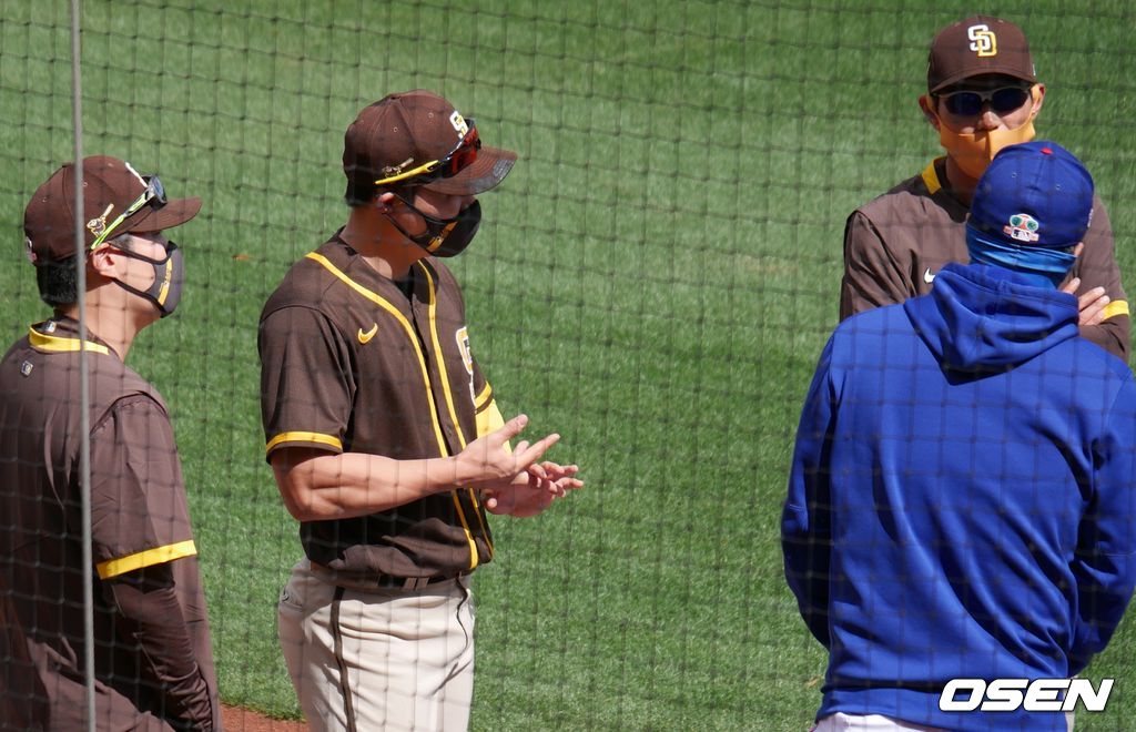 [OSEN=서프라이즈(미 애리조나주), 이사부 통신원]  샌디에이고의 김하성(왼쪽에서 두 번째)과 텍사스의 양현종(오른쪽 앞), 샌디에이고에서 연수중인 염경염 전 감독(오른쪽 뒤) 등이 5일(한국시간) 미국 애리조나주 서프라이즈 스타디움에서 벌어진 샌디에이고-텍사스의 시범경기에 앞서 그라운드에서 오랜만에 만나 대화를 나누고 있다.  /lsboo@osen.co.kr