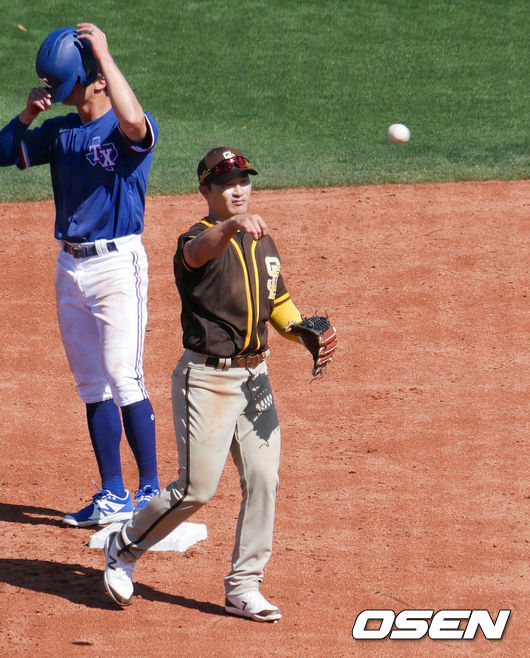 [OSEN=피오리아(미 애리조나주), 이사부 통신원] 샌디에이고 김하성이 텍사스와의 시범경기에 2루수 선발출장해 수비를 하고 있다. /lsboo@osen.co.kr