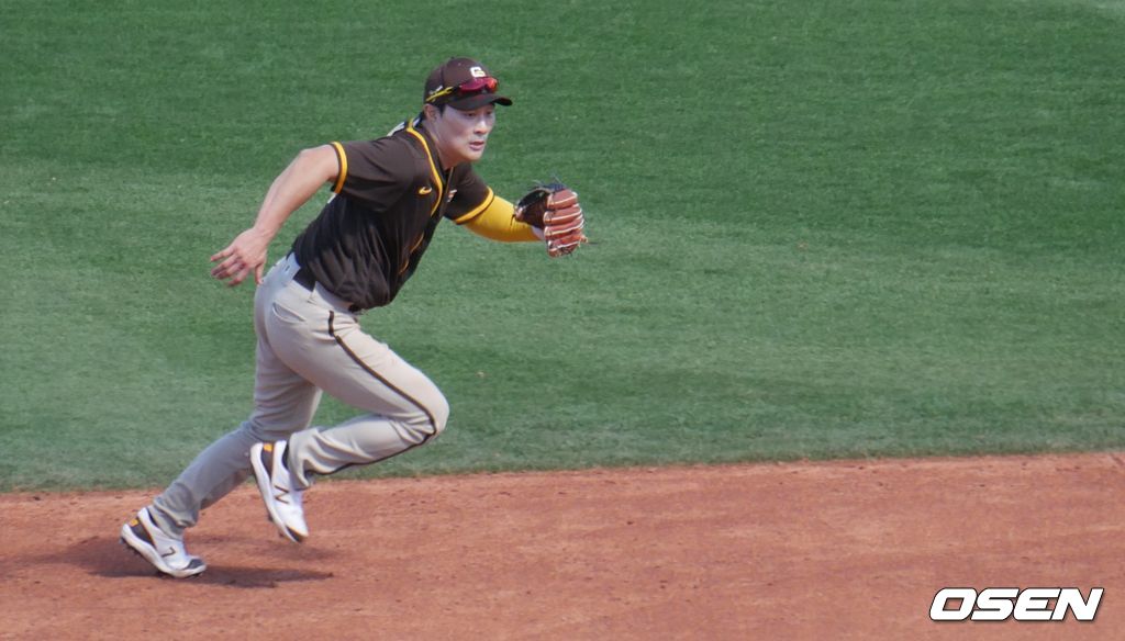 [OSEN=서프라이즈(미 애리조나주), 이사부 통신원] 샌디에이고의 김하성이 5일(한국시간)  미국 애리조나주 서프라이즈 스타디움에서 벌어진 텍사스 레인저스와의 시범경기서 타구 방향으로 재빠르게 이동하고 있다.  /lsboo@osen.co.kr