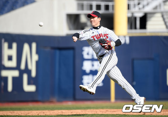 7회초 LG 2루수 이주형이 NC 선두타자 김찬형의 내야 안타 타구를 송구하고 있다. /cej@osen.co.kr