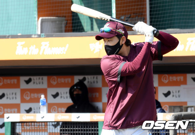 5일 대전 중구 한화생명이글스파크에서 키움 히어로즈와 한화 이글스의 연습 경기가 열린다.키움 이용규가 경기에 앞서 훈련을 하고 있다. /cej@osen.co.kr