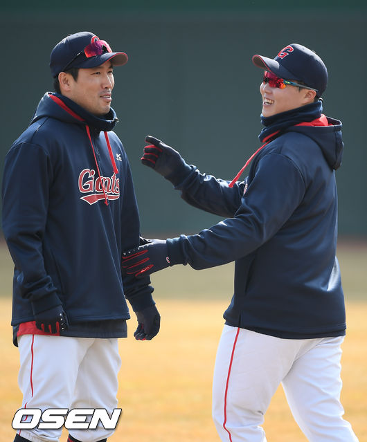 롯데 전준우와 한동희가 이야기를 나누며 미소 짓고 있다.  / soul1014@osen.co.kr