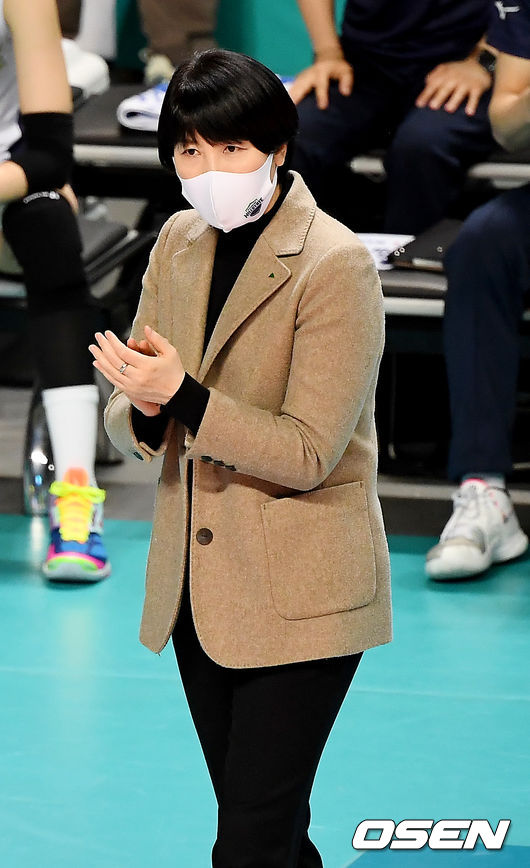 1세트 현대건설 이도희 감독이 선수들을 독려하고 있다. /youngrae@osen.co.kr 