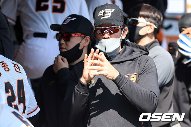 경기 중 수베로 감독이 선수들에게 박수를 보내고 있다. /cej@osen.co.kr