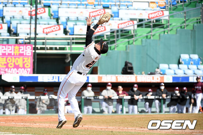 5일 대전 중구 한화생명이글스파크에서 키움 히어로즈와 한화 이글스의 연습 경기가 열렸다.3회초 한화 힐리가 키움 선두타자 허정협의 내야 뜬공을 처리하고 있다. /cej@osen.co.kr