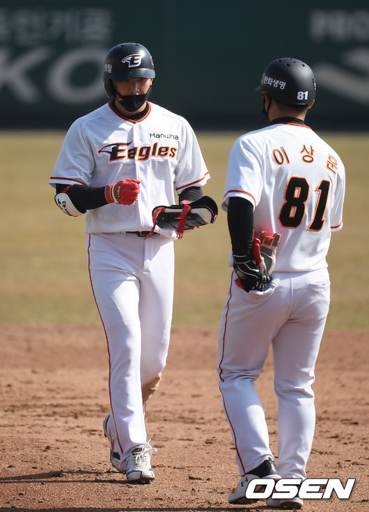 4회말 1사 1,2루 한화 정은원이 2타점 2루타를 때려낸 뒤 이상훈 코치와 주먹을 치고 있다. /cej@osen.co.kr