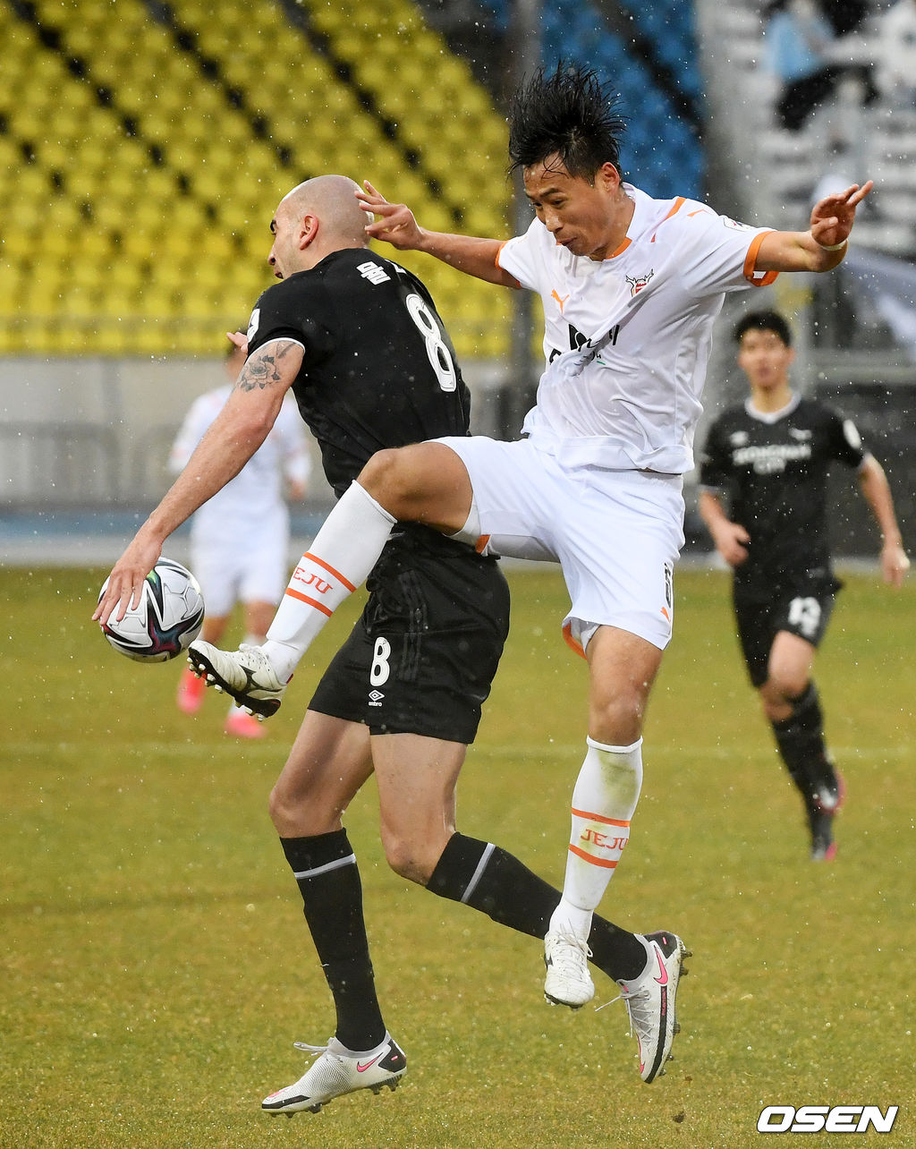 전반 성남 뮬리치와 제주 권한진이 볼을 다투고 있다. /jpenws@osen.co.kr