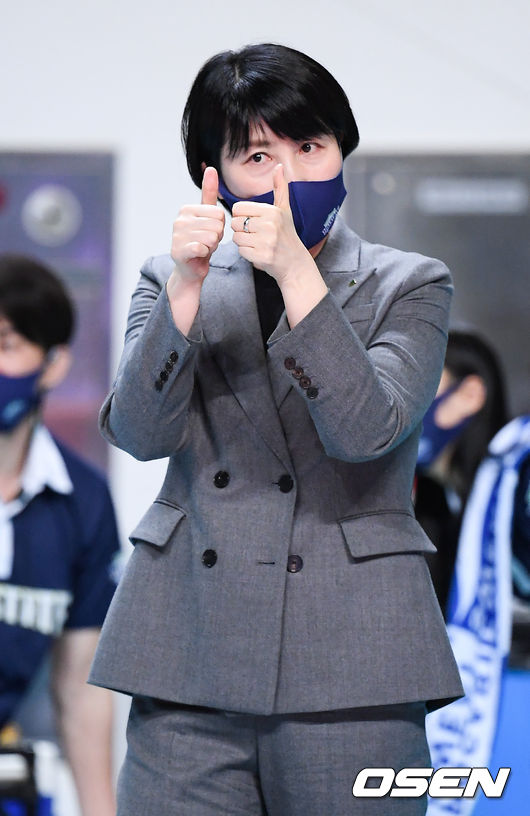 2세트 현대건설 이도희 감독이 고예림에게 엄지손가락을 보이고 있다./  soul1014@osen.co.kr