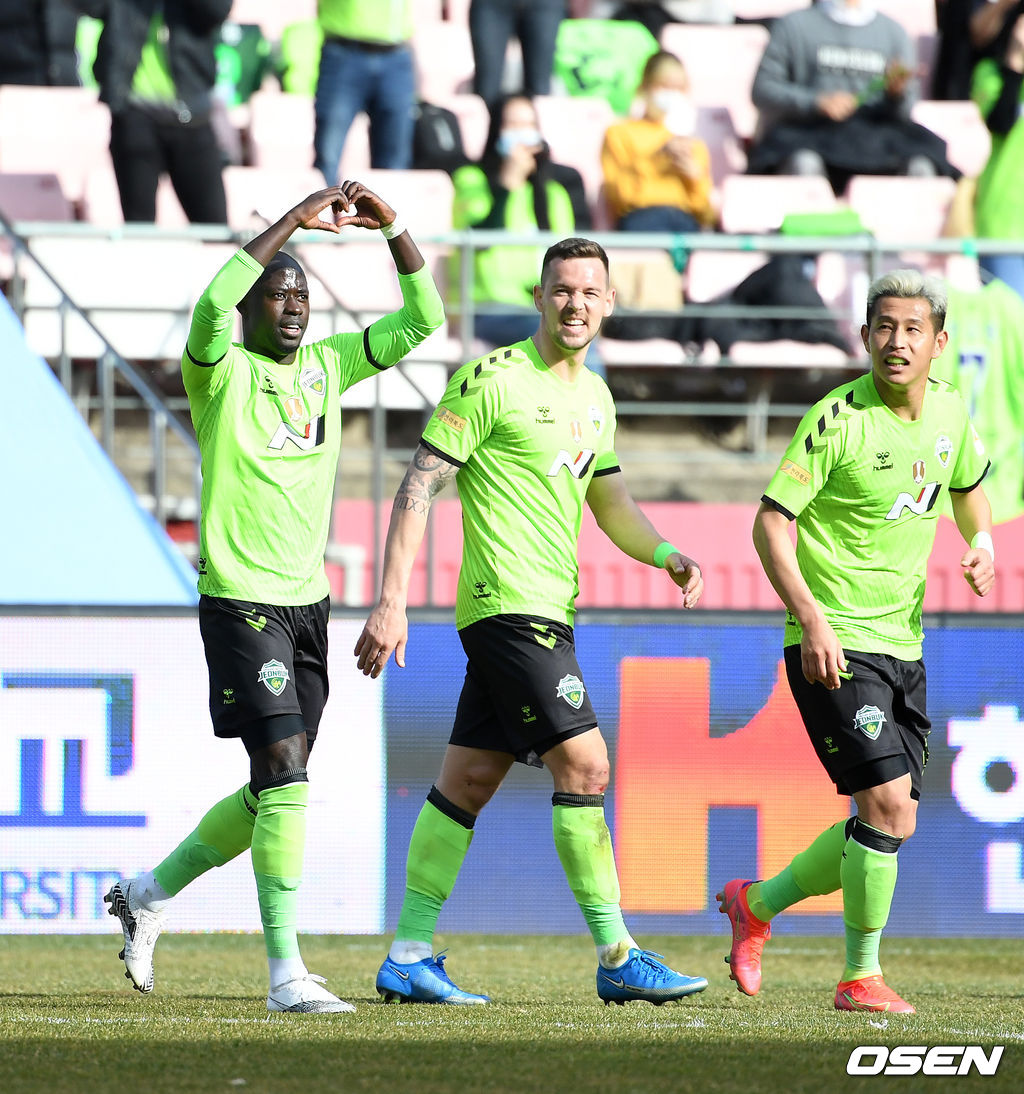 이날 승리를 거둔 전북은 2012년 이후 개막전 무패행진을 이어갔다. 반면 서울은 기성용이 전반 갑작스럽게 교체됐고 김원균이 자책골을 기록하며 패했다.후반 전북 바로우가 팀의 두번째 골을 성공시키고 환호하고 있다. /sunday@osen.co.kr
