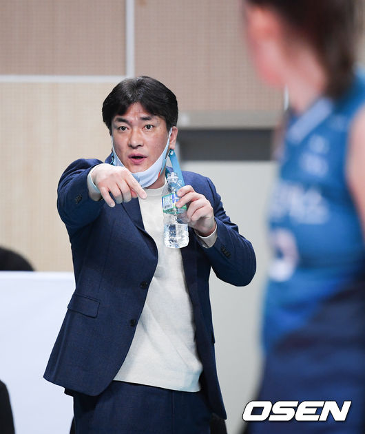 2세트 GS칼텍스 차상현 감독이 물을 마시며 작전 지시를 하고 있다. / soul1014@osen.co.kr