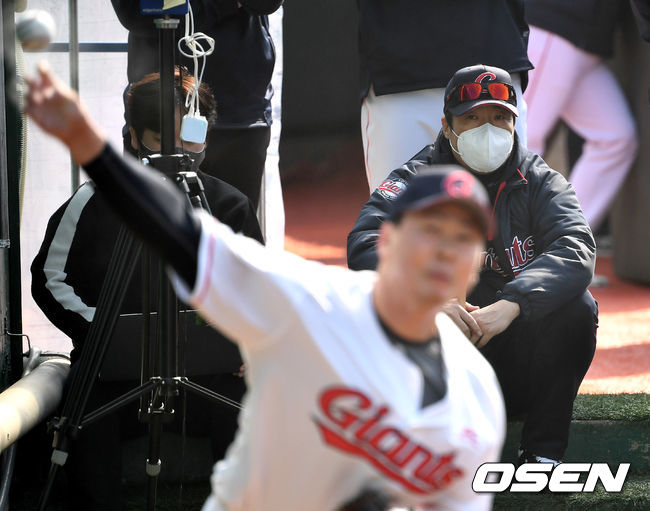 롯데 허문회 감독이 진명호의 불펜 피칭을 바라보고 있다. / dreamer@osen.co.kr