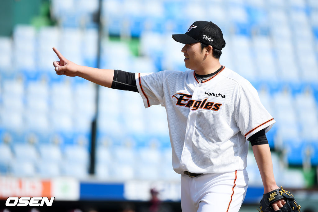 3회초 이닝을 마친 김민우가 만루 위기를 막아낸 뒤 마운드에서 내려오고 있다. /cej@osen.co.kr