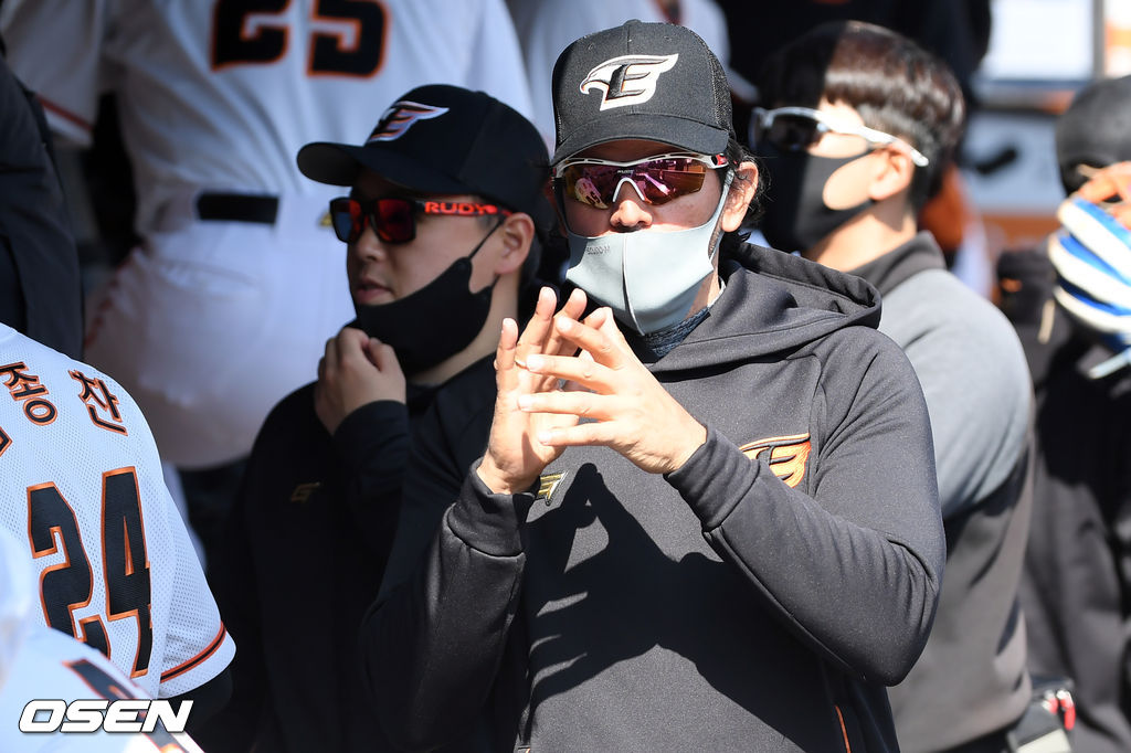 경기 중 수베로 감독이 선수들에게 박수를 보내고 있다.   /cej@osen.co.kr