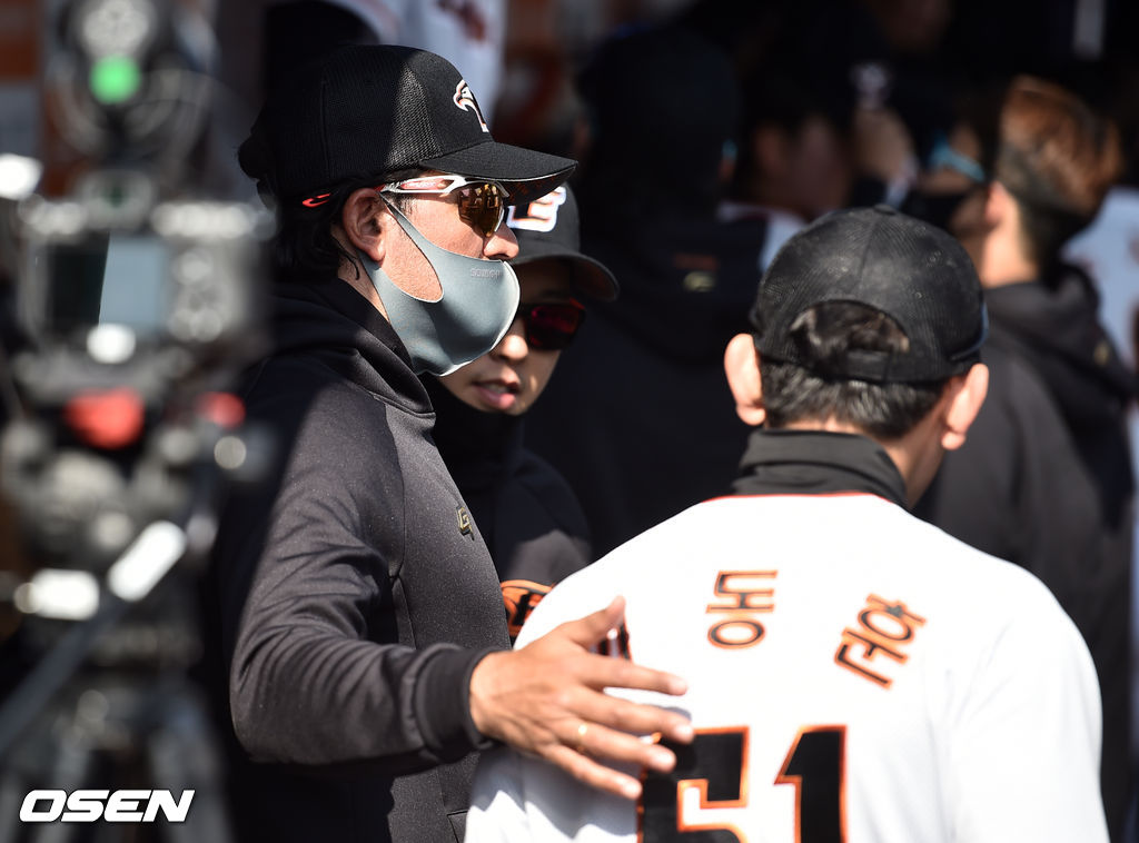 수베로 감독이 이동훈을 토닥이고 있다. /cej@osen.co.kr