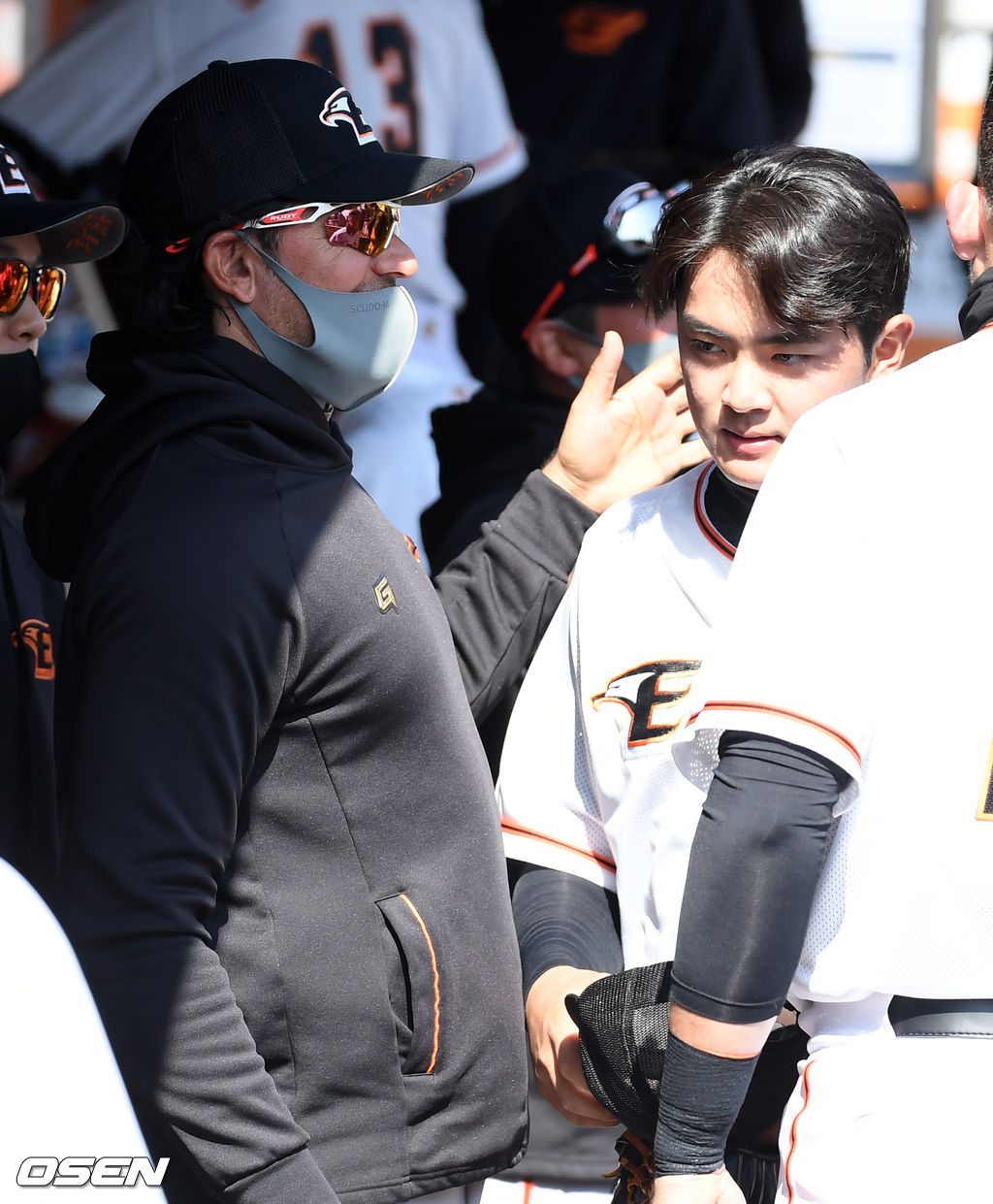 수베로 감독이 임종찬을 격려하고 있다. /cej@osen.co.kr